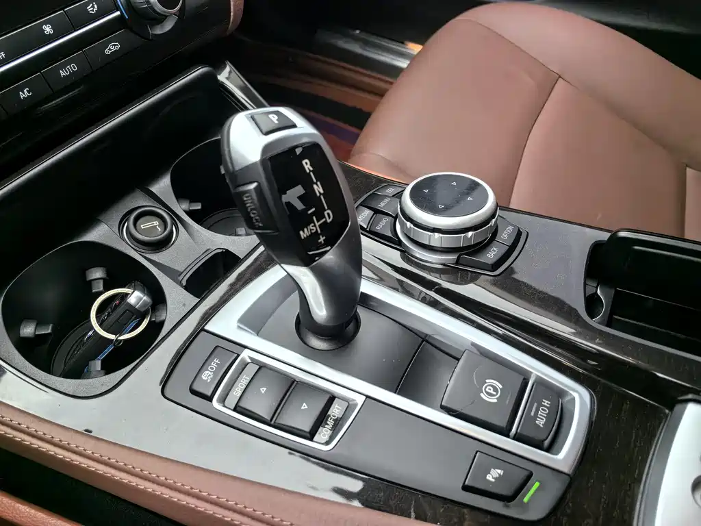 BMW 5 Series 2017 — фото 11