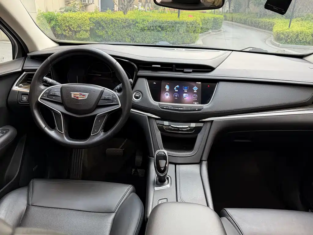 Cadillac XT5 2017 — фото 16