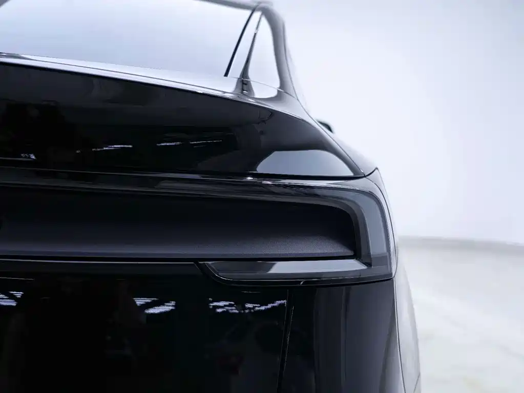 Tesla Model Y 2025 — фото 12