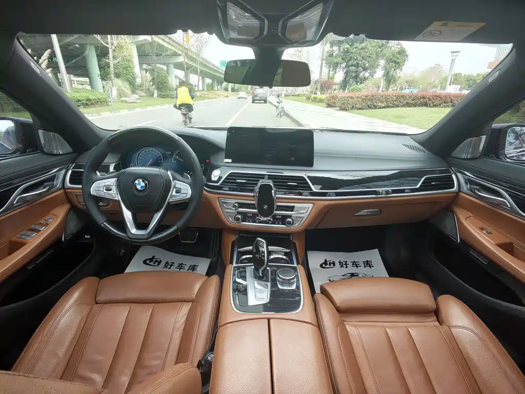 BMW 7 Series 2018 — фото 11