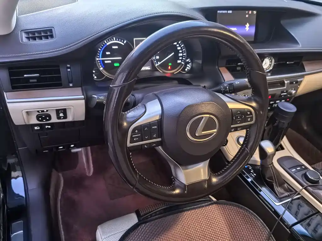 Lexus ES 2015 — фото 19