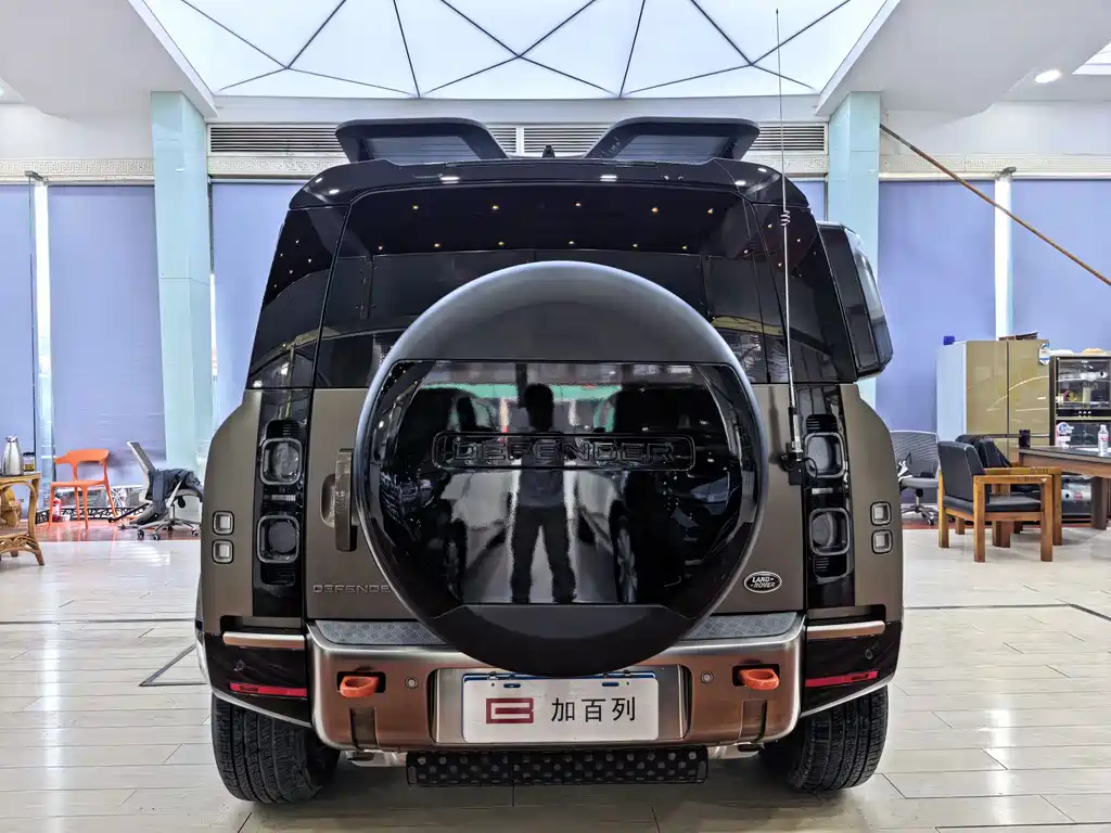 Land Rover Defender 2023 — фото 17