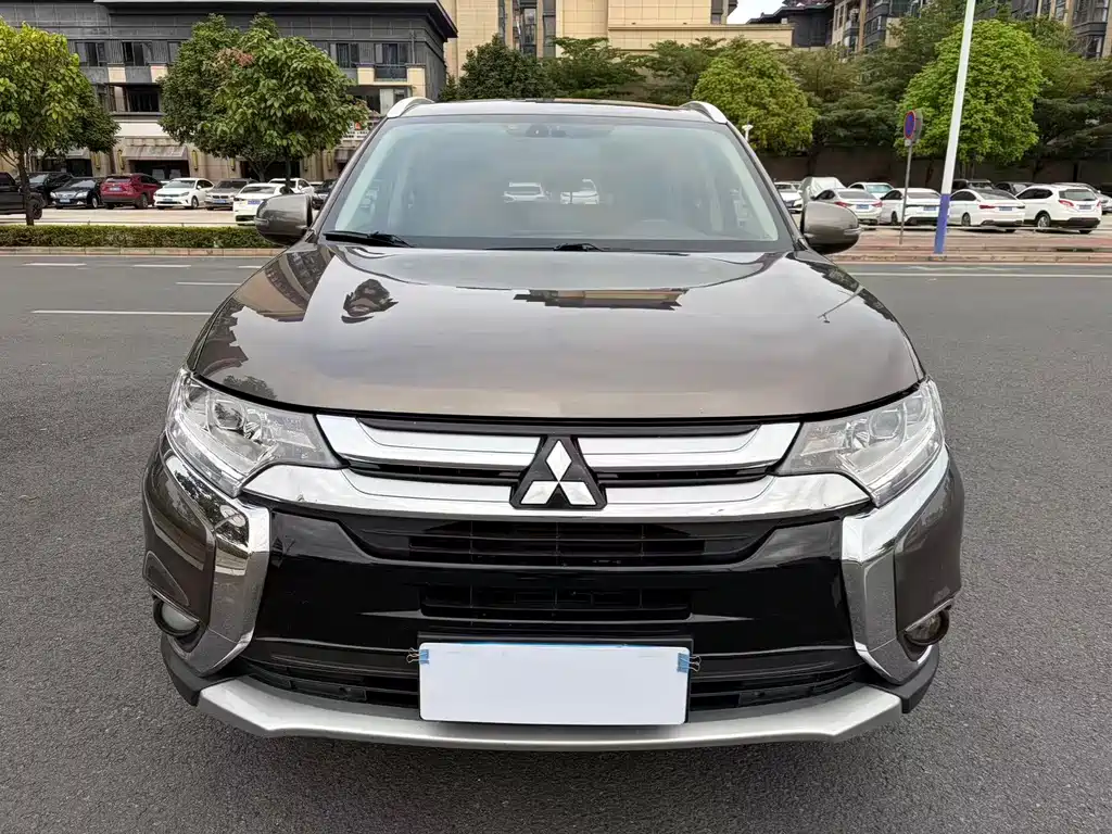 Mitsubishi Outlander 2018 — фото 2