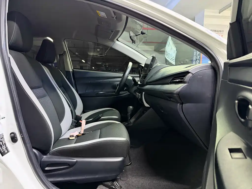 Toyota Yaris L 2022 — фото 12