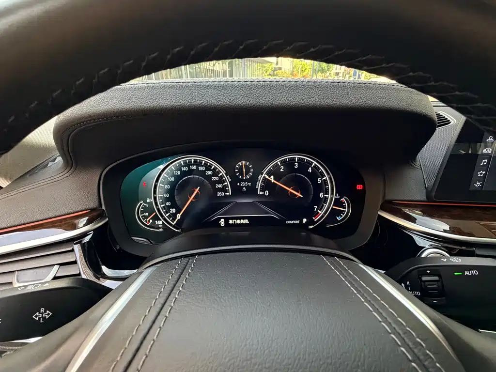 BMW 5 Series 2018 — фото 11