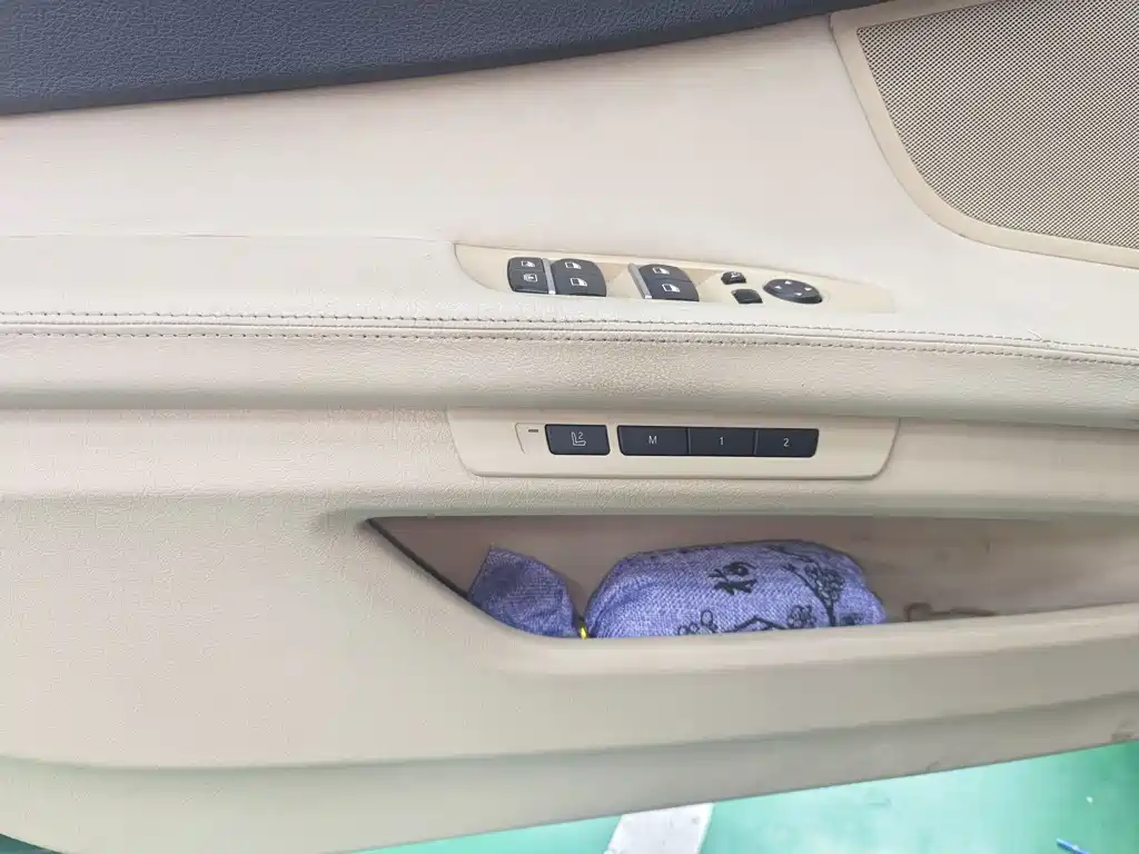 BMW 7 Series 2010 — фото 12