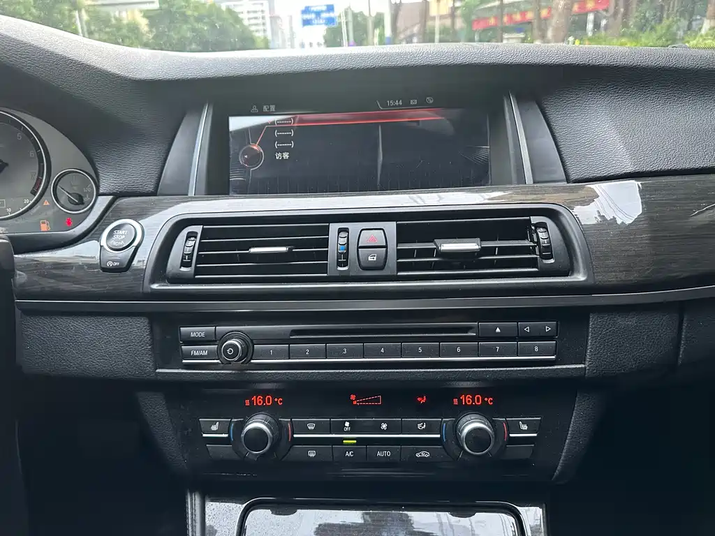 BMW 5 Series 2015 — фото 26