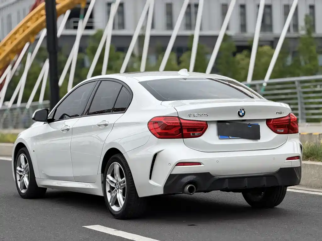 BMW 1 Series 2019 — фото 10