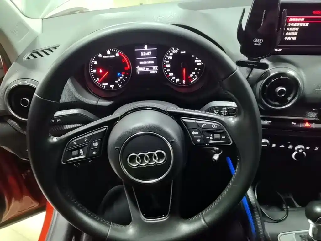 Audi Q2L 2018 — фото 11