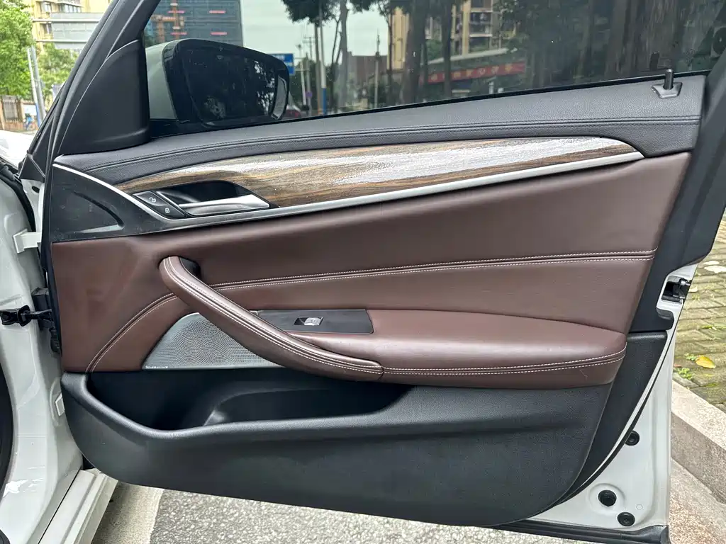 BMW 5 Series 2018 — фото 18