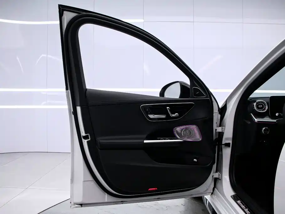 Mercedes-Benz C-Class 2023 — фото 12