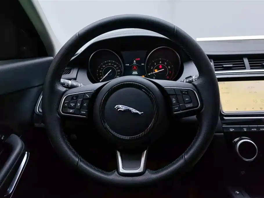 Jaguar E-PACE 2019 — фото 15