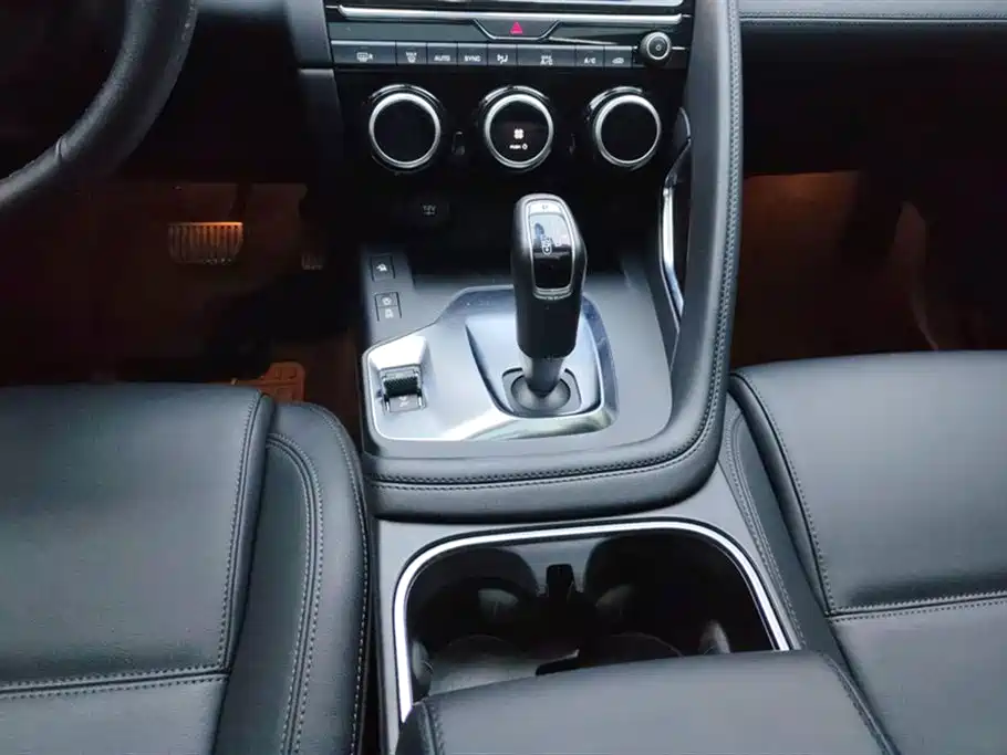 Jaguar E-PACE 2019 — фото 16