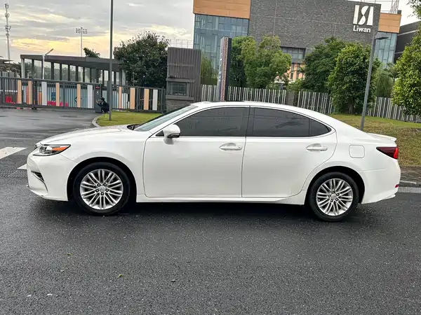Lexus ES 2016