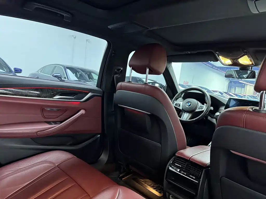 BMW 5 Series 2019 — фото 16