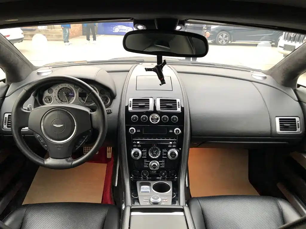 Aston Martin Rapide 2018 — фото 10