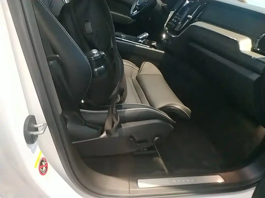 Volvo XC60 2023 — фото 25