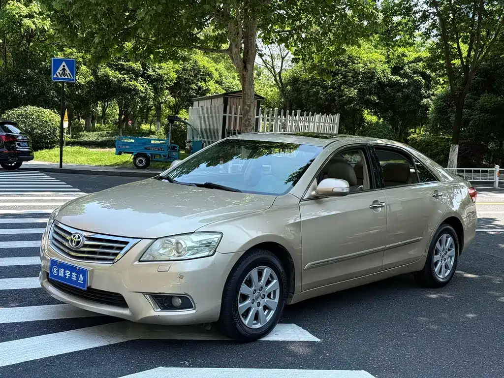 Toyota Camry 2010 — фото 1