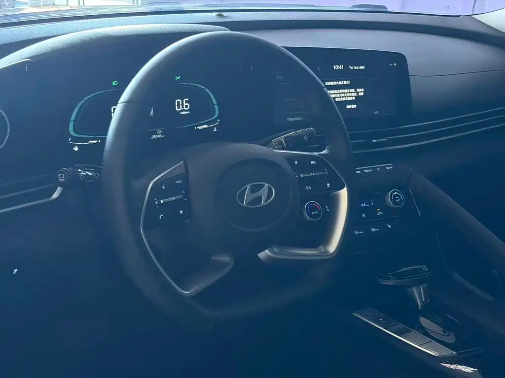 Hyundai Elantra 2023 — фото 16