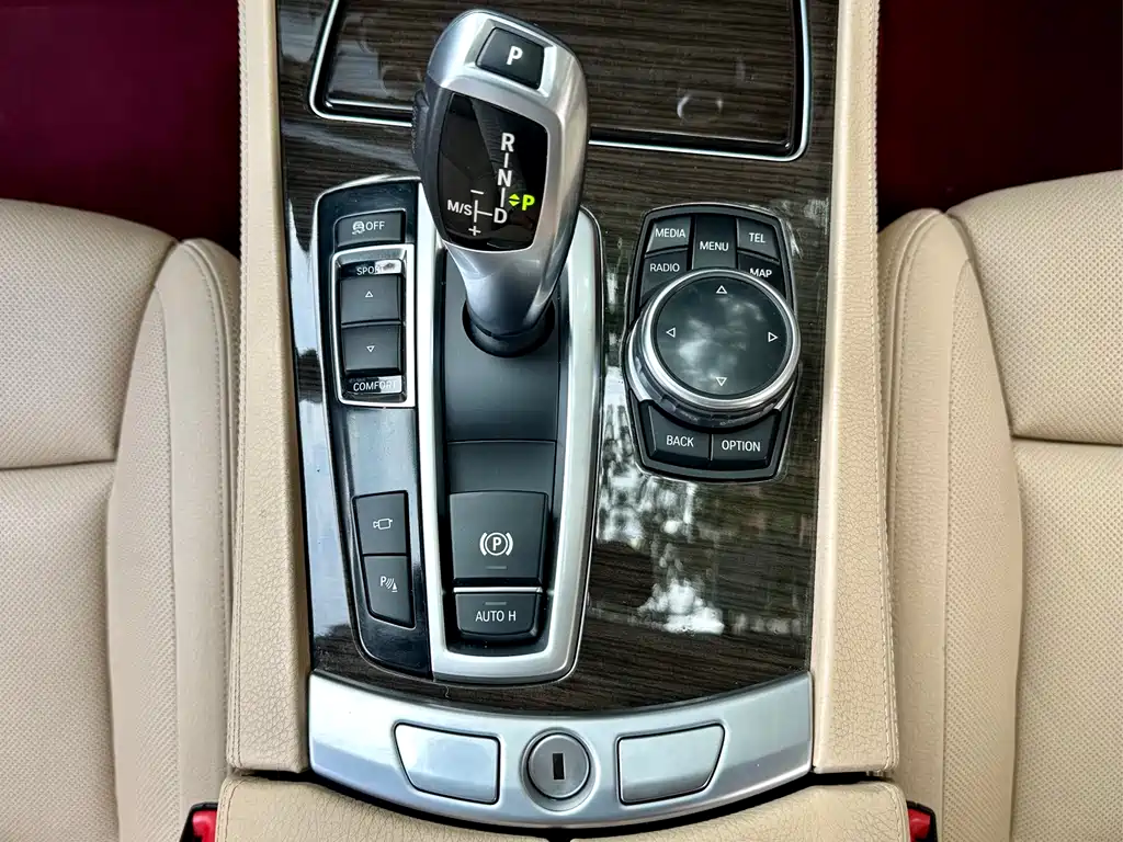 BMW 7 Series 2015 — фото 9