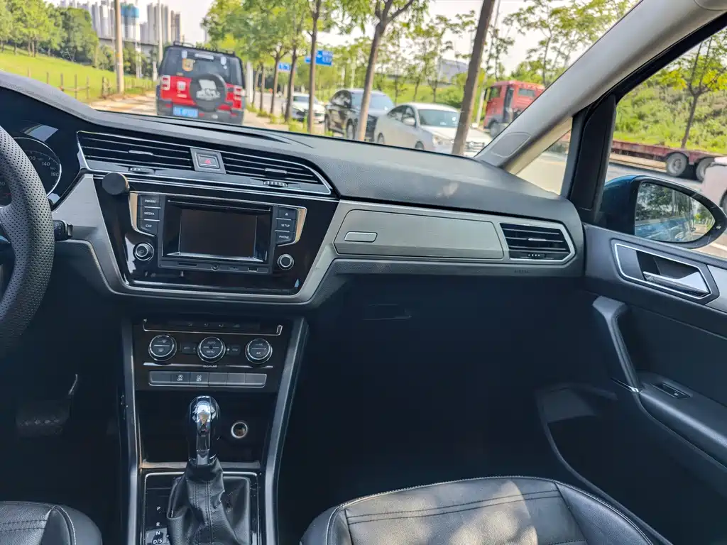 Volkswagen Touran 2017 — фото 13