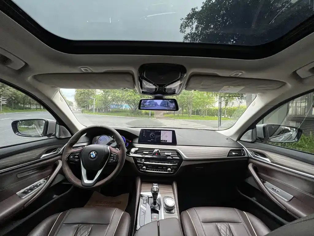 BMW 5 Series 2018 — фото 11