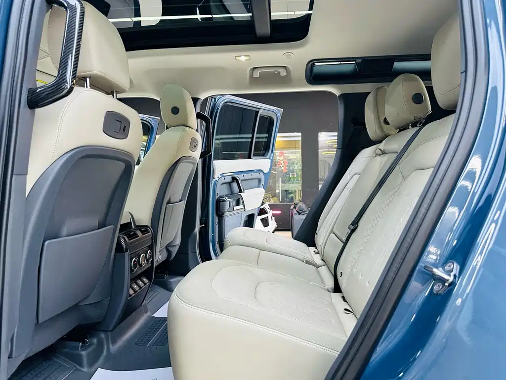 Land Rover Defender 2021 — фото 12