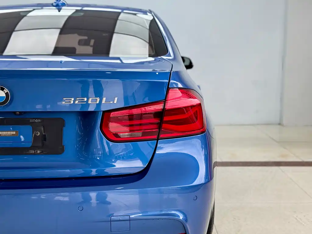 BMW 3 Series 2018 — фото 23