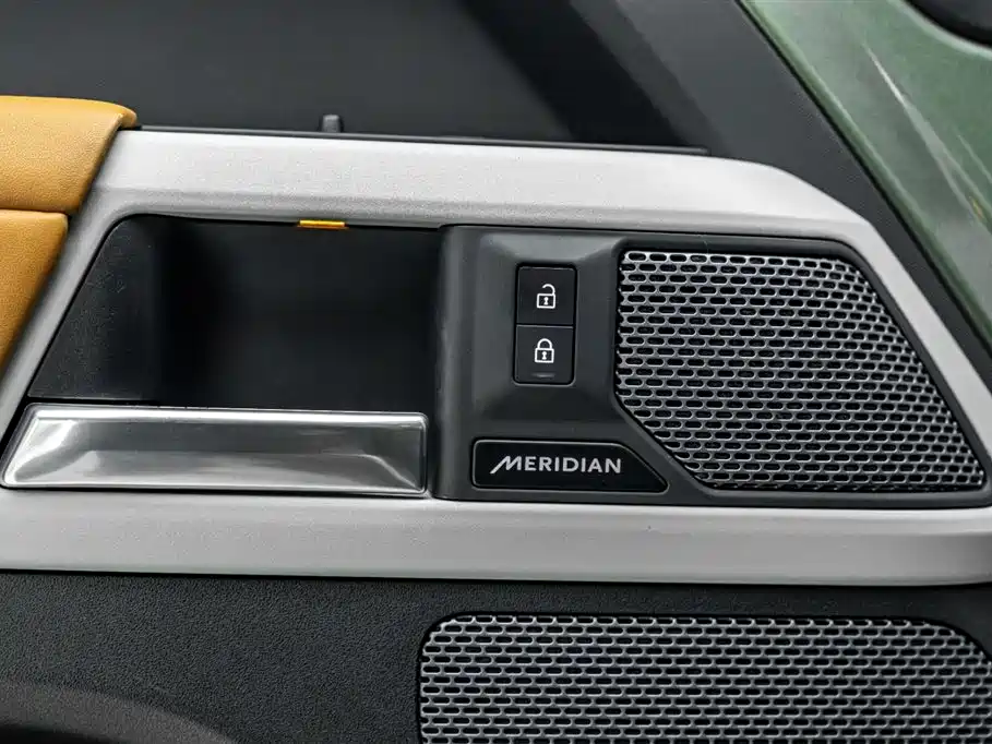 Land Rover Defender 2023 — фото 14