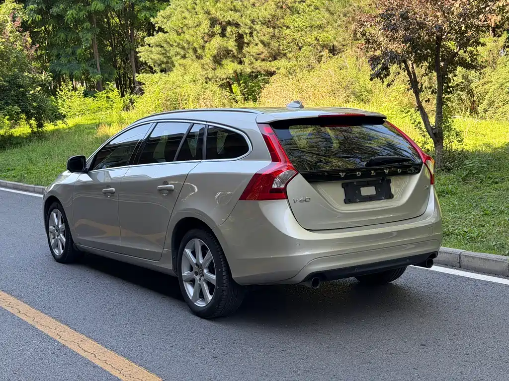 Volvo V60 2017 — фото 16
