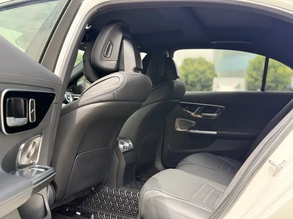 Mercedes-Benz C-Class 2023 — фото 9