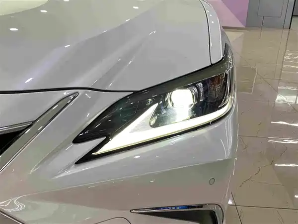 Lexus ES 2022
