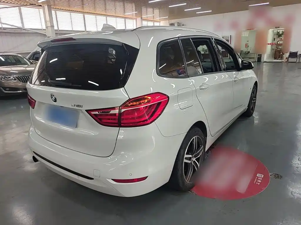 BMW 2 Series Wagon 2017 — фото 7