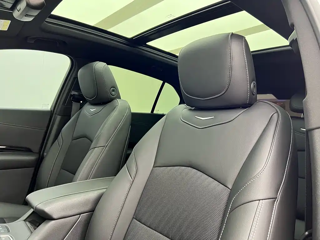 Cadillac XT4 2025 — фото 2