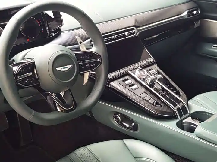 Aston Martin V8 Vantage 2025 — фото 11