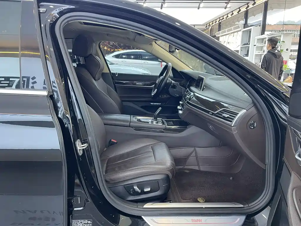 BMW 7 Series 2017 — фото 18