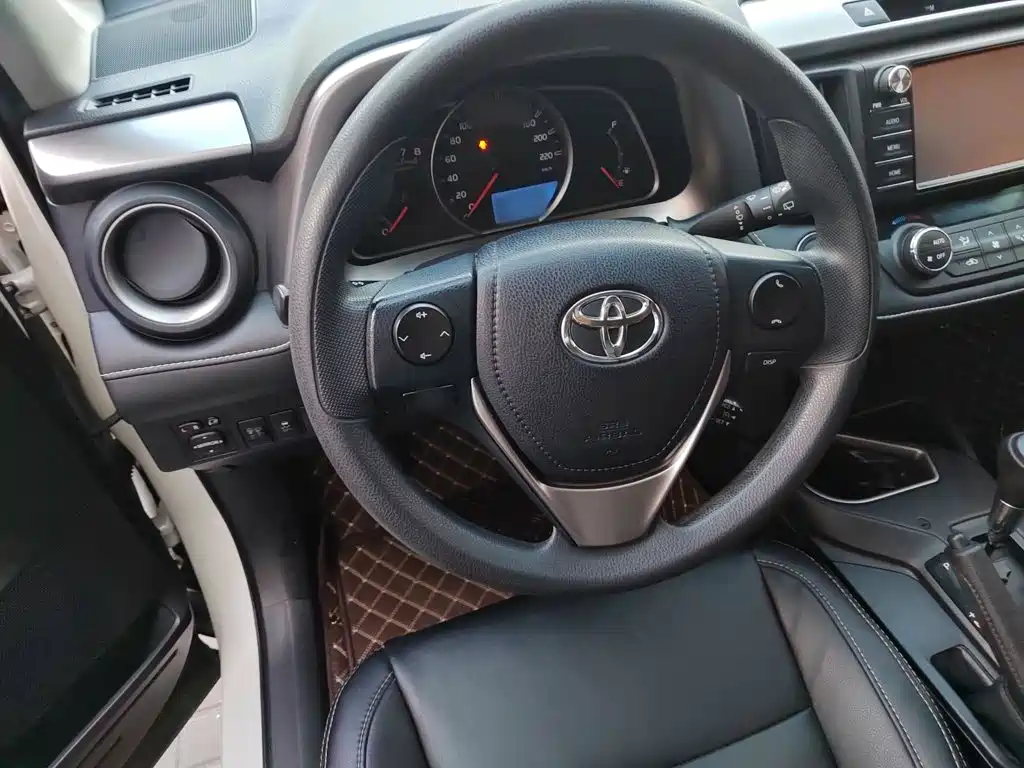 Toyota RAV4 2018 — фото 3