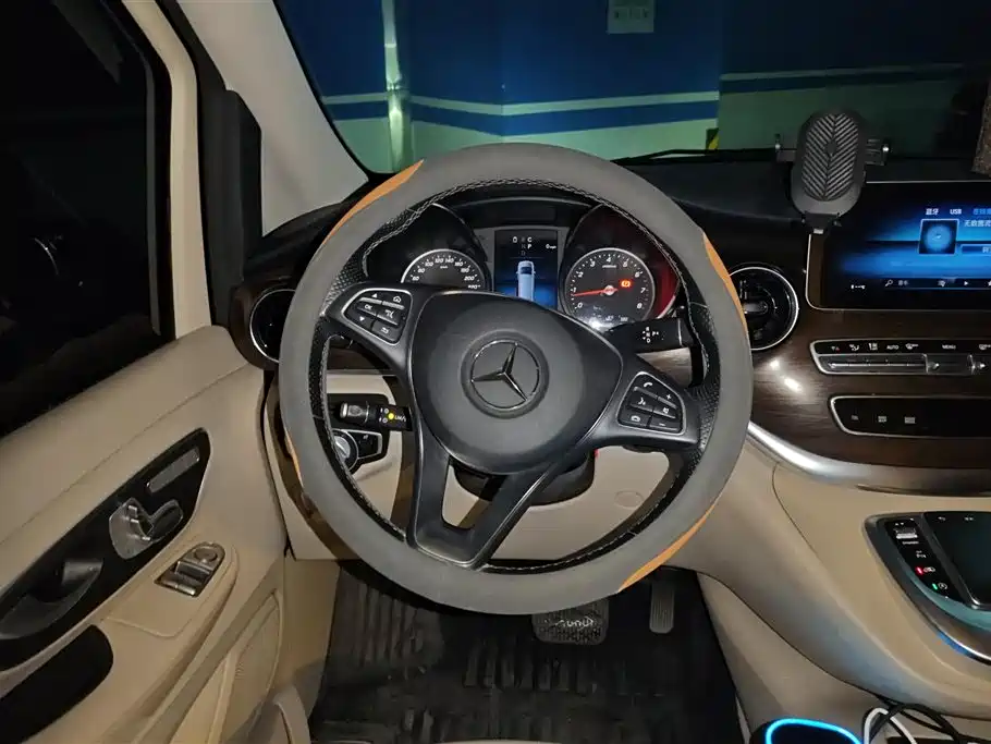 Mercedes-Benz V-Class 2022 — фото 15