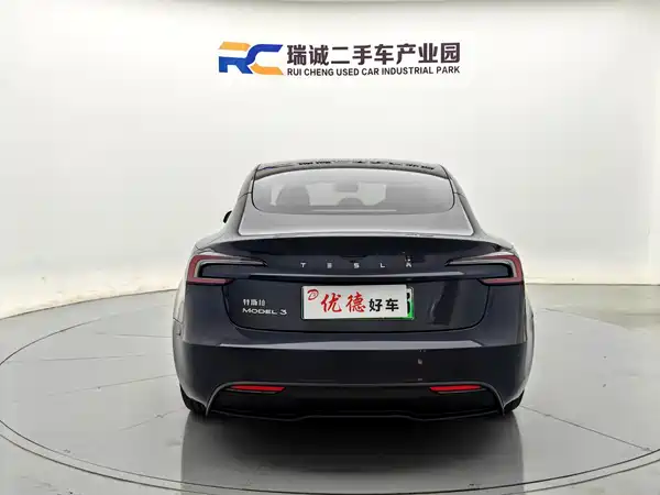 Tesla Model 3 2024