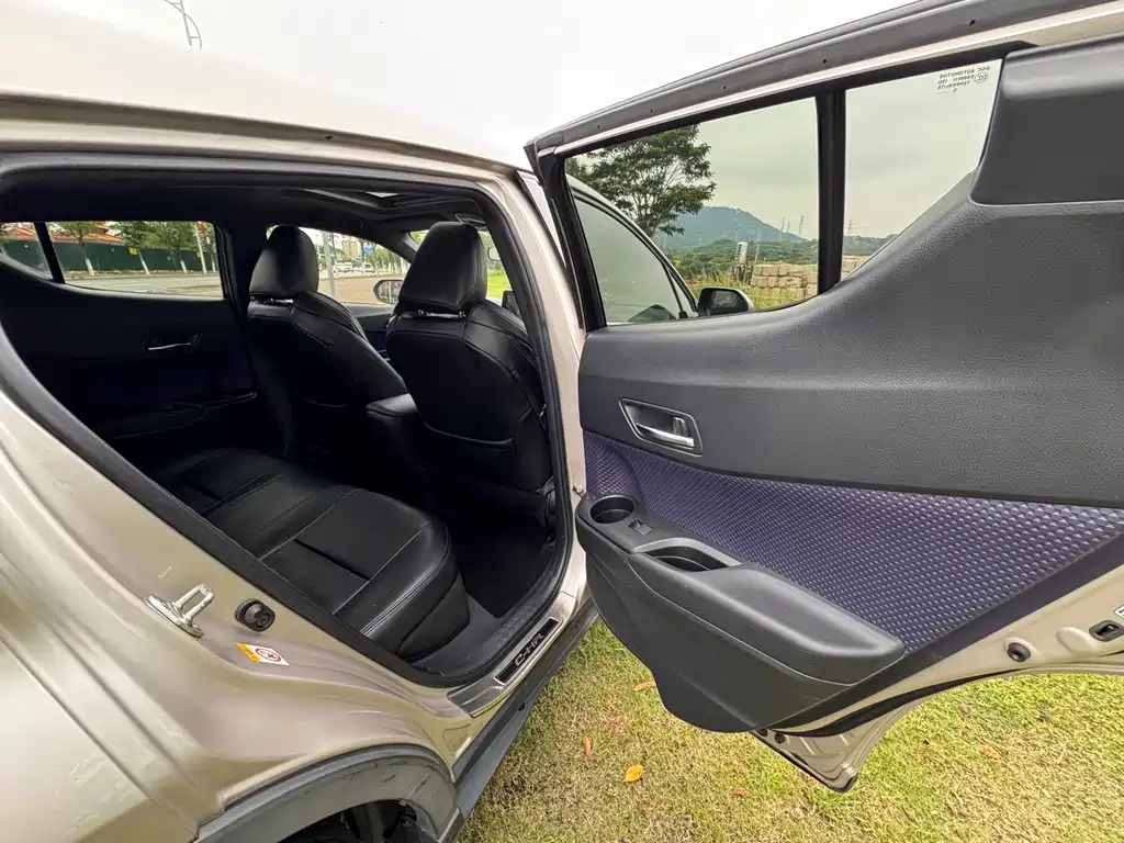 Toyota C-HR 2019 — фото 13
