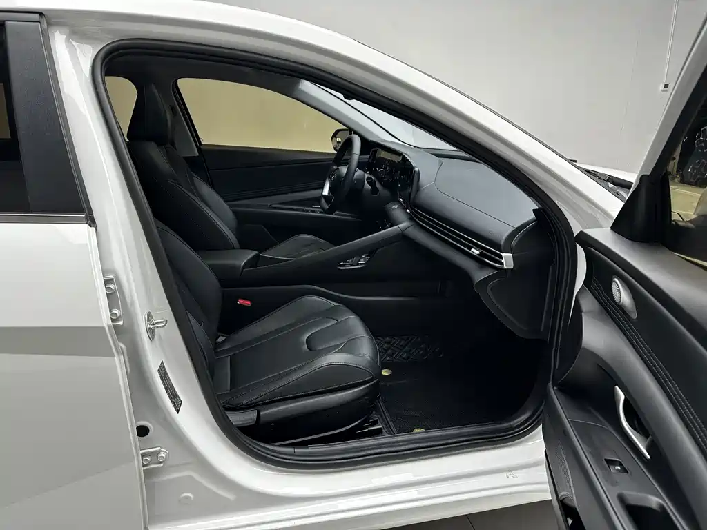 Hyundai Elantra 2023 — фото 13