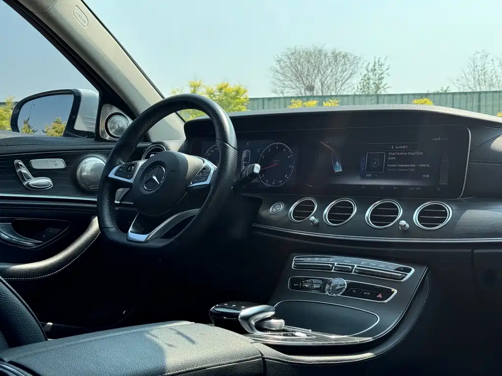 Mercedes-Benz E-Class 2018 — фото 19