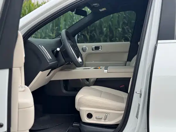Li Auto L6 2025