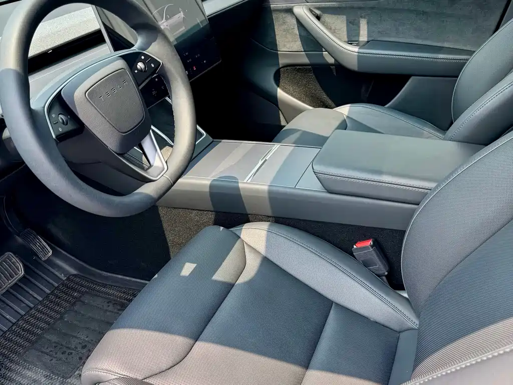 Tesla Model Y L 2025 — фото 12