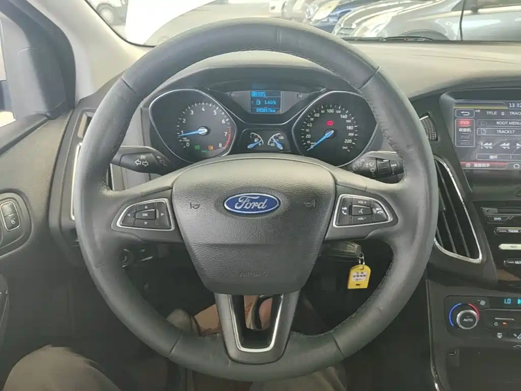 Ford Focus 2015 — фото 11