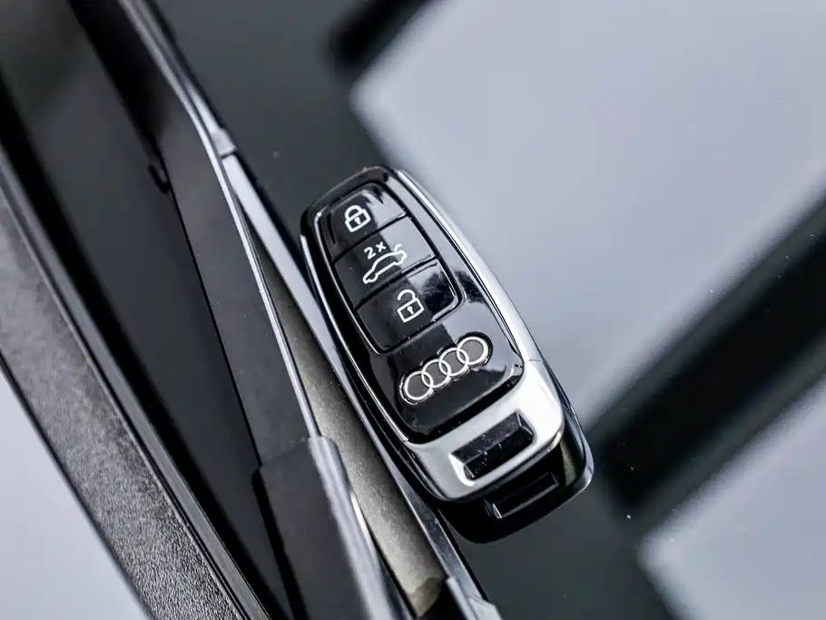 Audi A8 2022 — фото 17