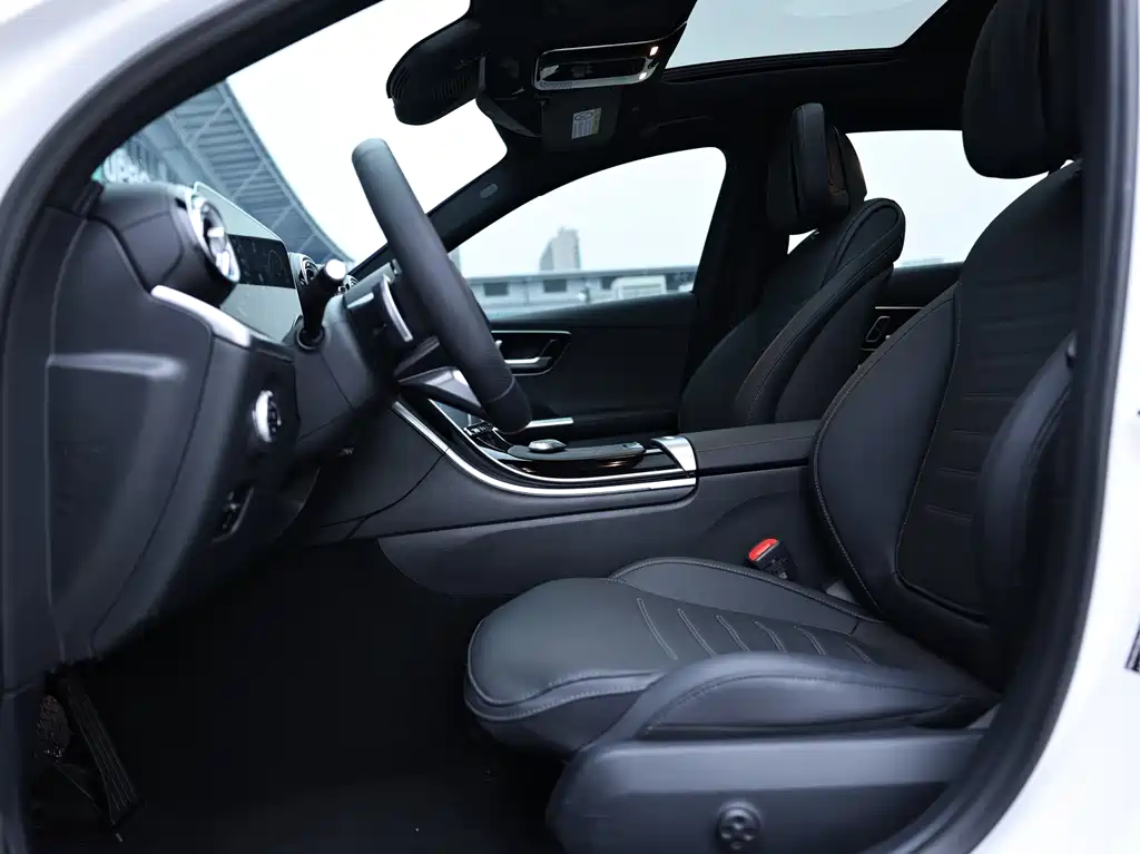 Mercedes-Benz C-Class 2023 — фото 12