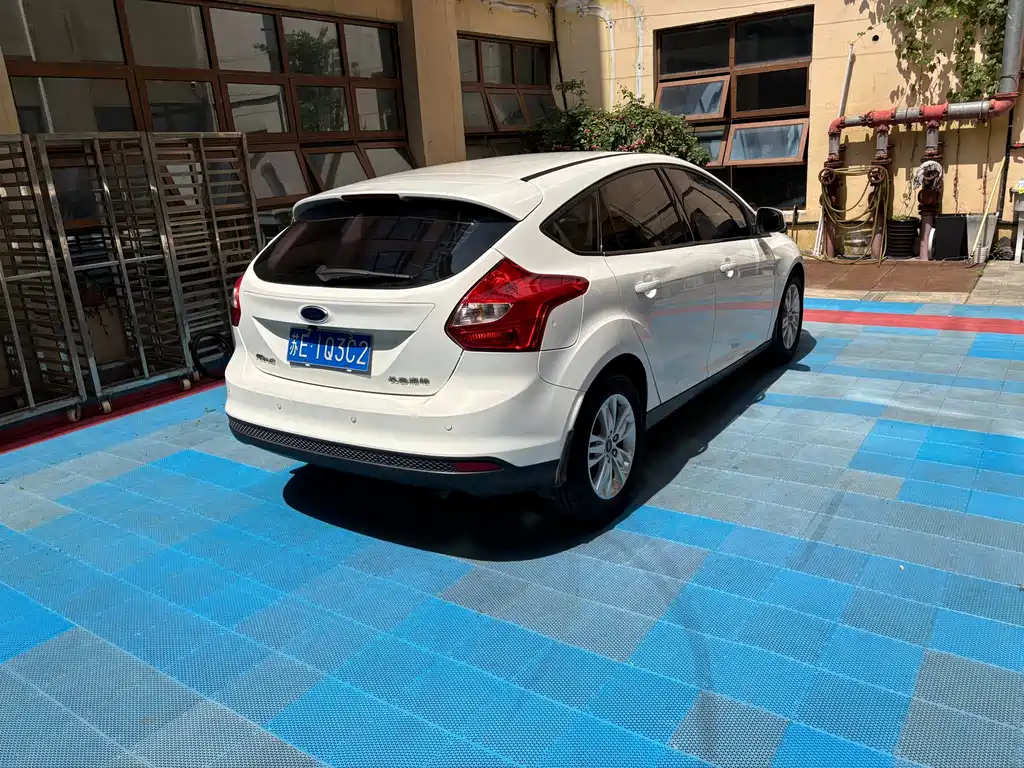 Ford Focus 2015 — фото 11