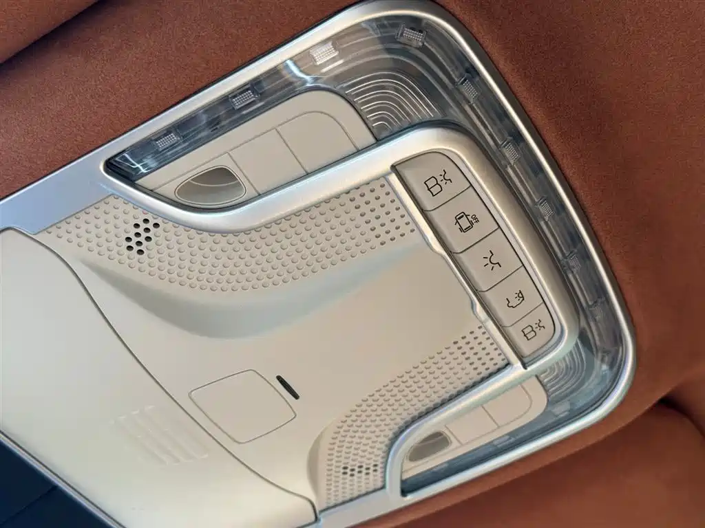 Mercedes-Benz V-Class 2023 — фото 39
