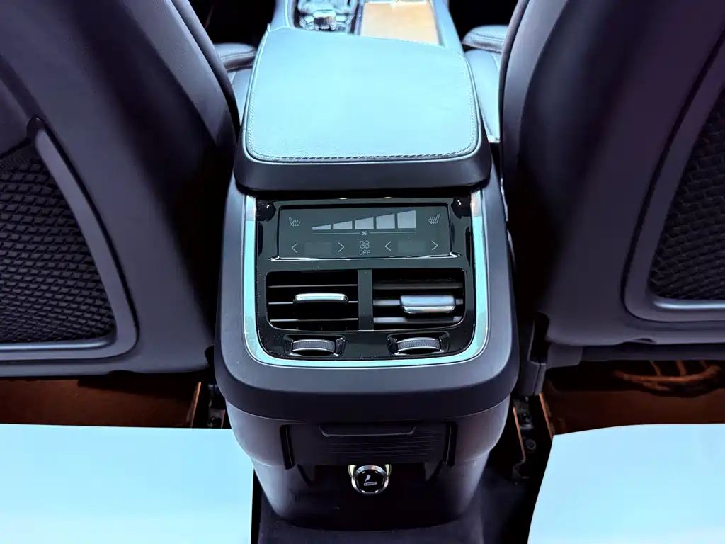 Volvo XC90 2017 — фото 17